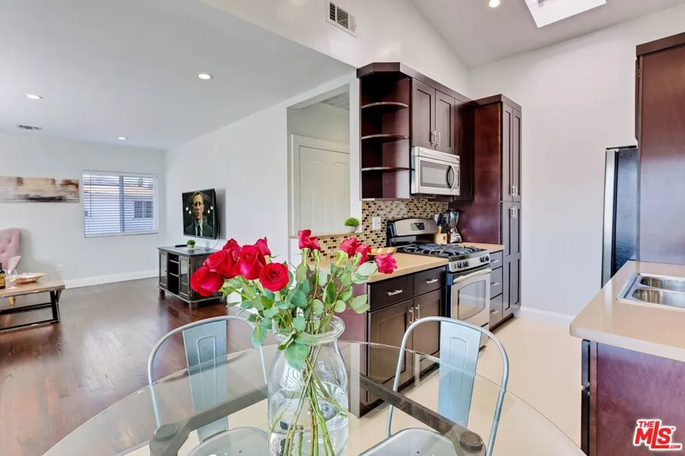 4411 IRVINE AVENUE North Hollywood, CA 91602