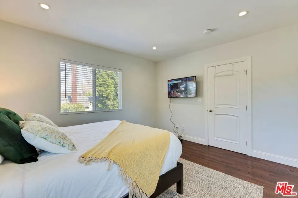 4411 IRVINE AVENUE North Hollywood, CA 91602