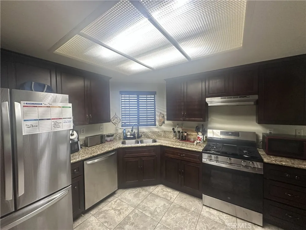37628 13th E Palmdale, CA 93550