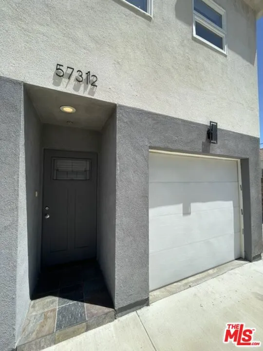 5733 Fulcher Avenue North Hollywood, CA 91601