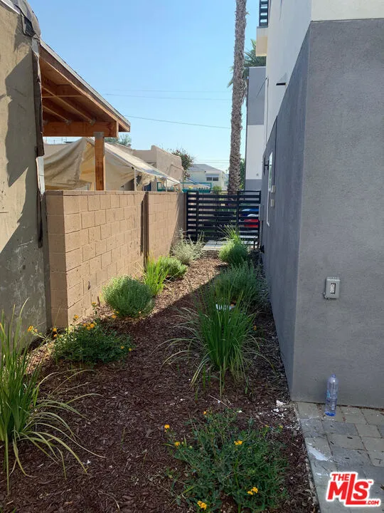 5733 Fulcher Avenue North Hollywood, CA 91601
