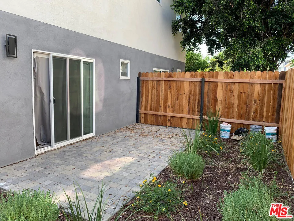 5733 Fulcher Avenue North Hollywood, CA 91601
