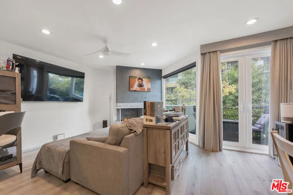 8601 W West Knoll Drive #5 West Hollywood, CA 90069