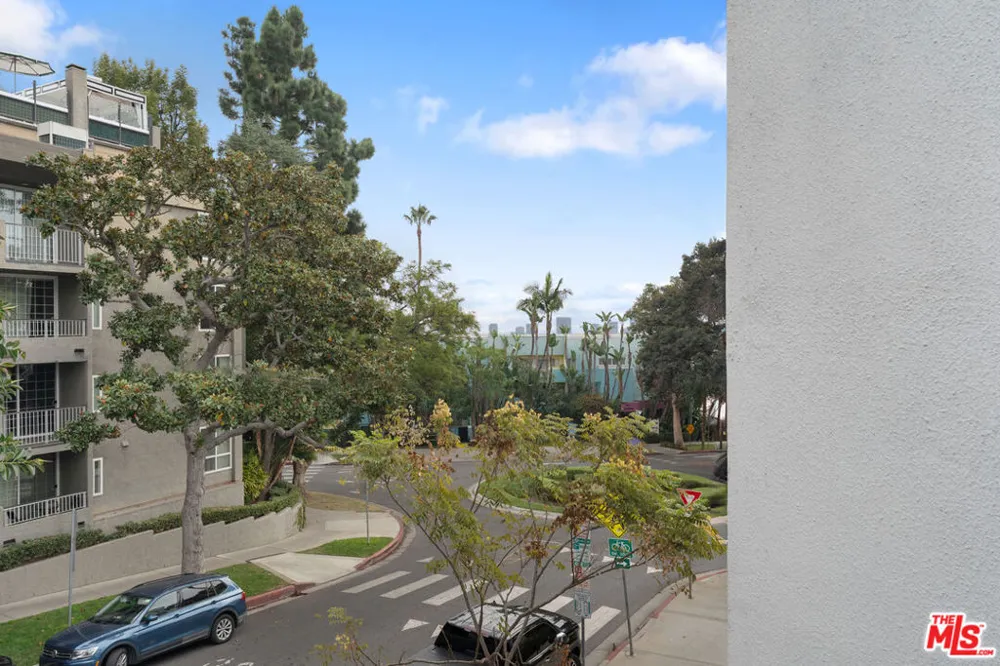 8601 W West Knoll Drive #5 West Hollywood, CA 90069