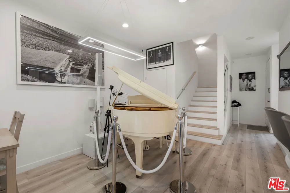 8601 W West Knoll Drive #5 West Hollywood, CA 90069