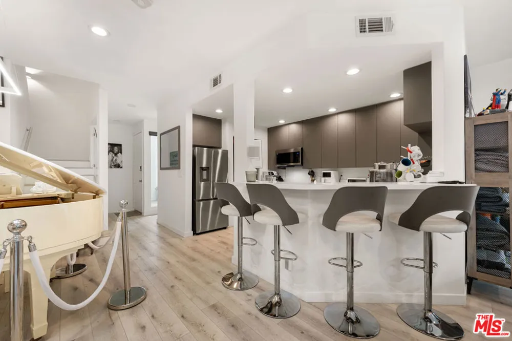 8601 W West Knoll Drive #5 West Hollywood, CA 90069