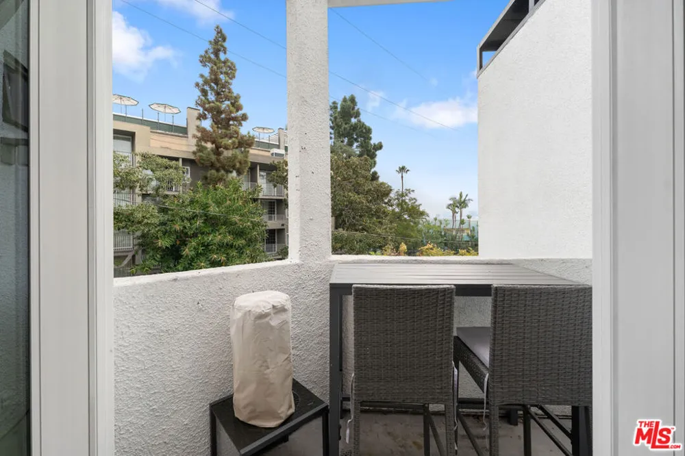 8601 W West Knoll Drive #5 West Hollywood, CA 90069