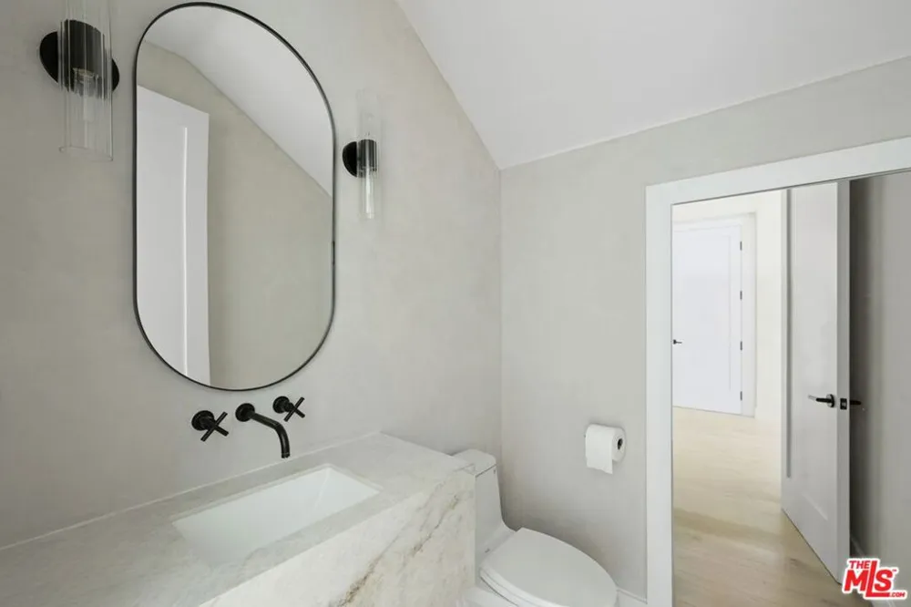 16802 Calle De Sarah Los Angeles, CA 90272