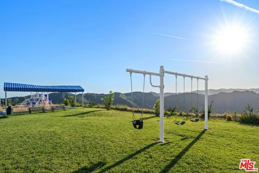 16802 Calle De Sarah Los Angeles, CA 90272