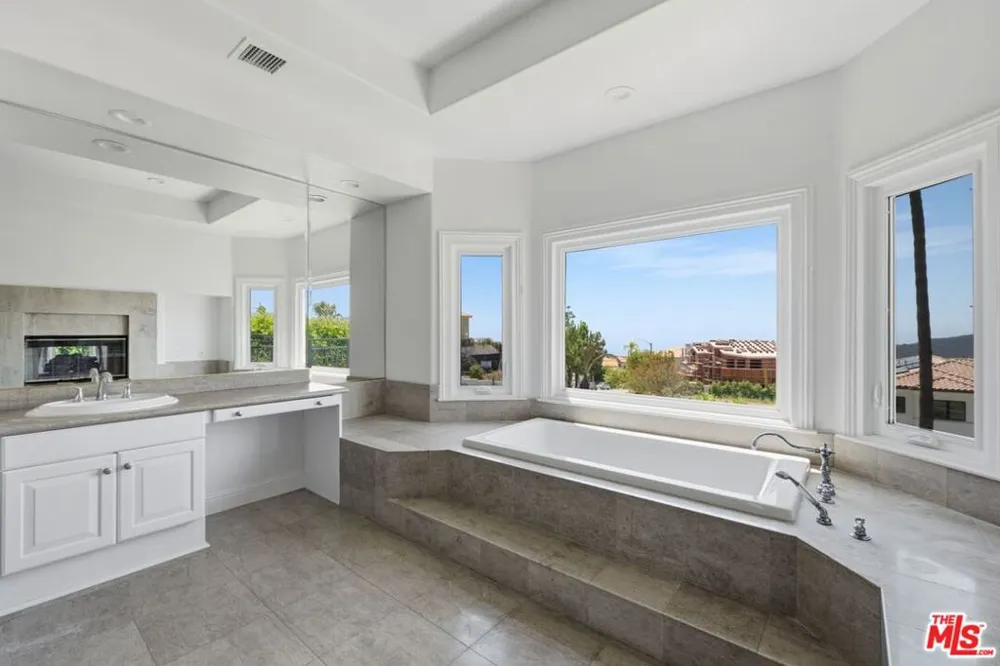 16802 Calle De Sarah Los Angeles, CA 90272