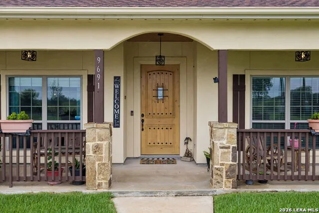 9691 Crow Ln Adkins, TX 78101