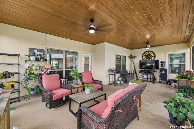 9691 Crow Ln Adkins, TX 78101