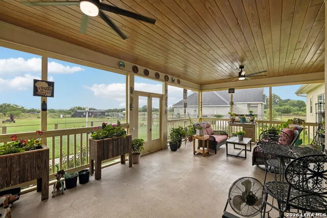 9691 Crow Ln Adkins, TX 78101