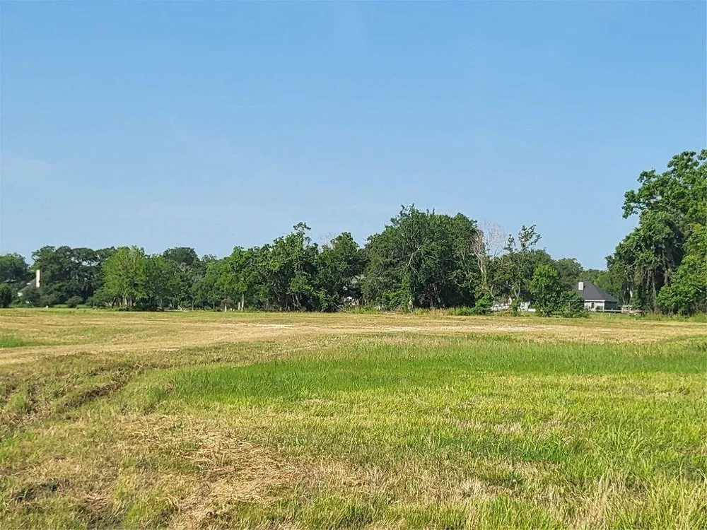 75 Conestoga Trl Angleton, TX 77515