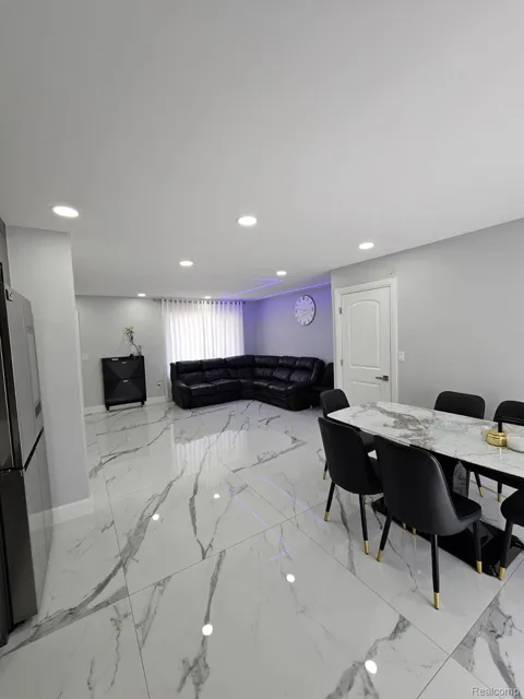2926 Roundtree Drive