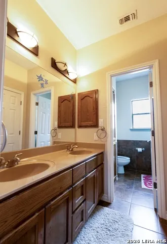 518 Jack Nickolaus Devine, TX 78016