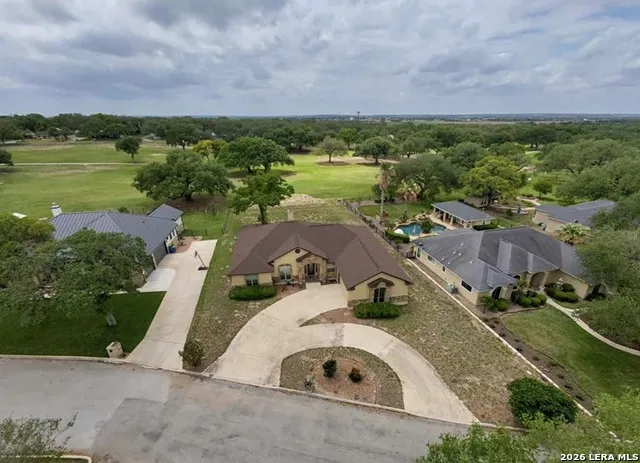 518 Jack Nickolaus Devine, TX 78016
