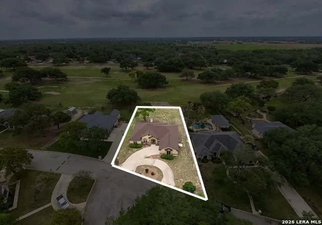 518 Jack Nickolaus Devine, TX 78016