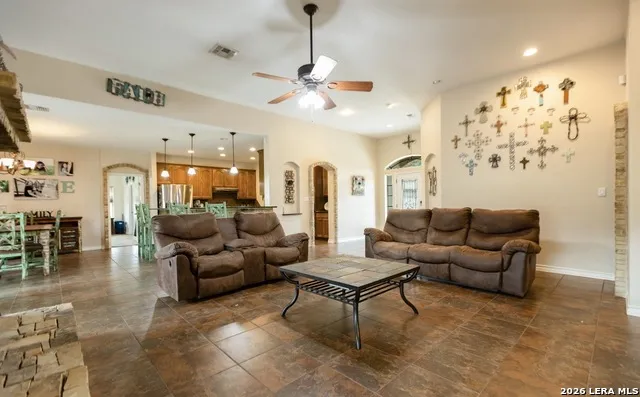 518 Jack Nickolaus Devine, TX 78016
