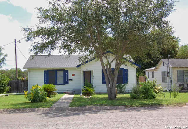 201 S ALTA VISTA ST Beeville, TX 78102