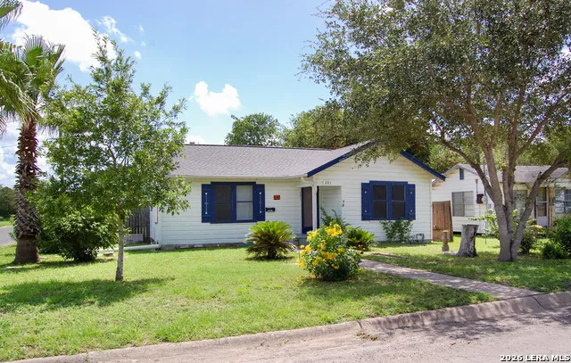 201 S ALTA VISTA ST Beeville, TX 78102