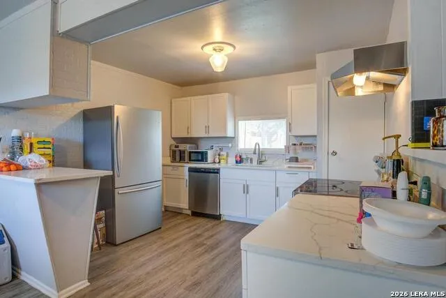 303 LEE DR Devine, TX 78016