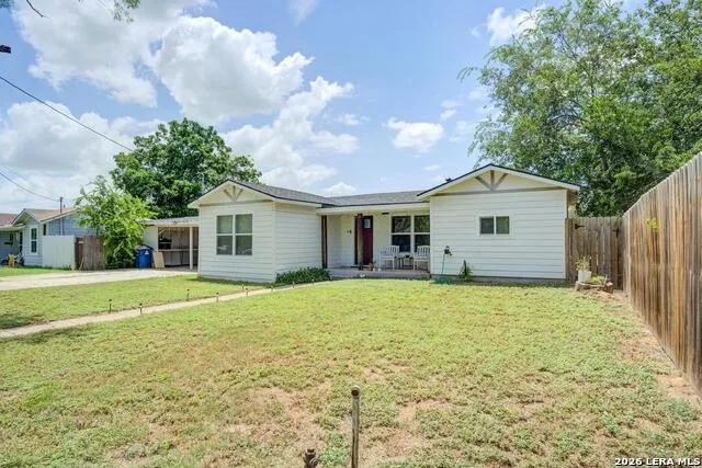 303 LEE DR Devine, TX 78016