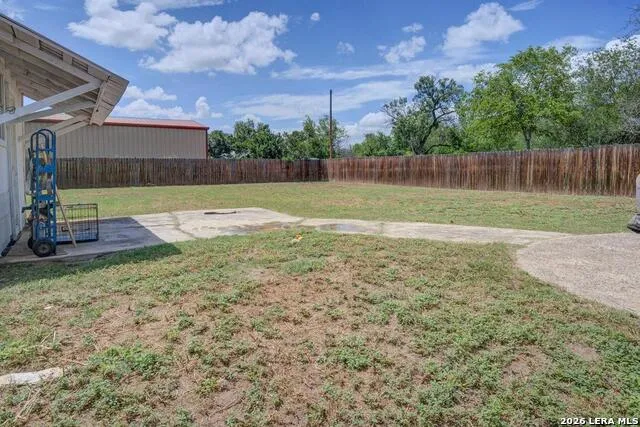 303 LEE DR Devine, TX 78016