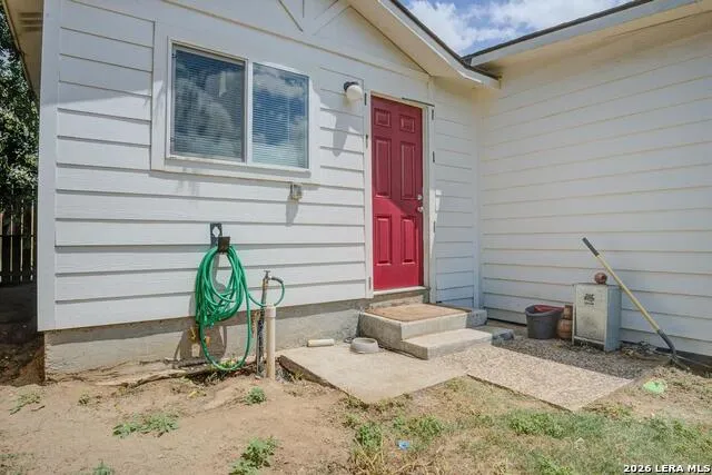 303 LEE DR Devine, TX 78016