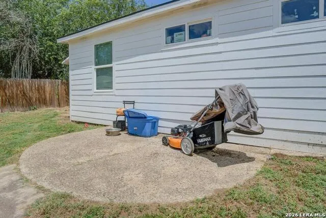 303 LEE DR Devine, TX 78016