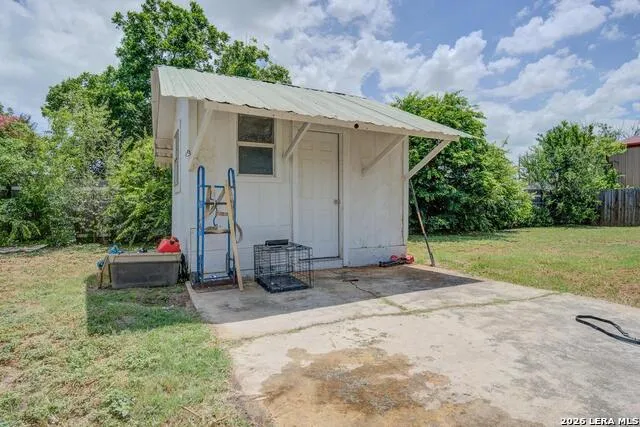 303 LEE DR Devine, TX 78016