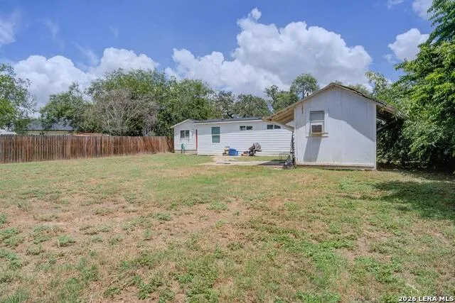 303 LEE DR Devine, TX 78016