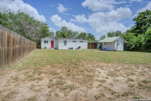 303 LEE DR Devine, TX 78016