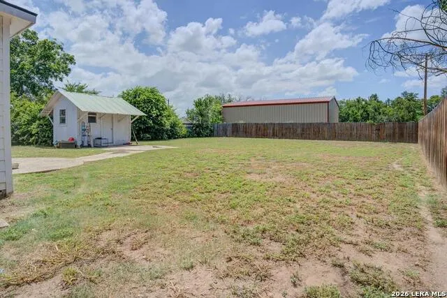 303 LEE DR Devine, TX 78016