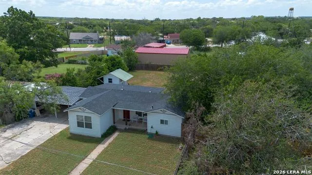 303 LEE DR Devine, TX 78016