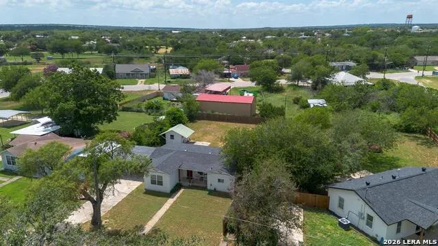 303 LEE DR Devine, TX 78016