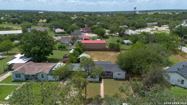303 LEE DR Devine, TX 78016