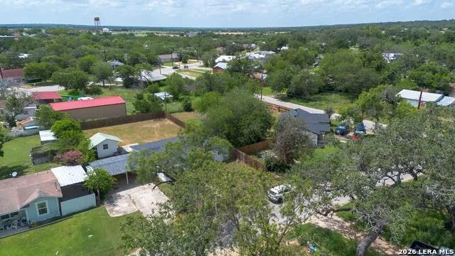303 LEE DR Devine, TX 78016