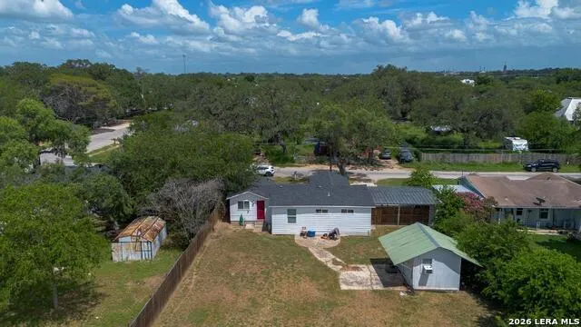 303 LEE DR Devine, TX 78016