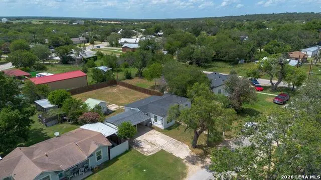 303 LEE DR Devine, TX 78016