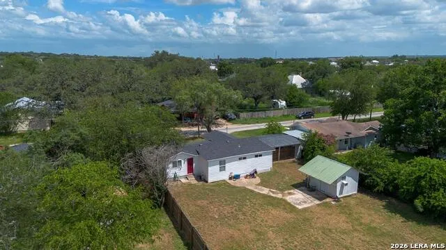 303 LEE DR Devine, TX 78016