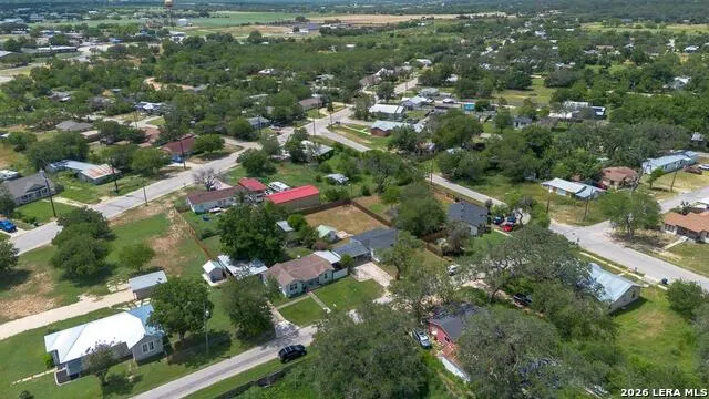 303 LEE DR Devine, TX 78016