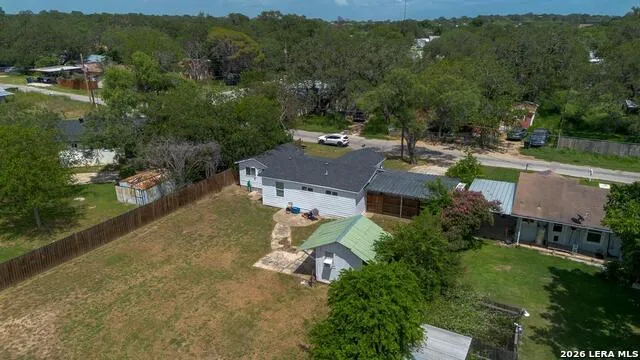 303 LEE DR Devine, TX 78016