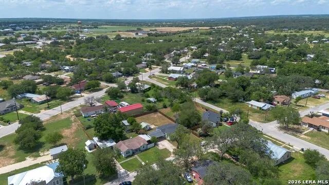 303 LEE DR Devine, TX 78016