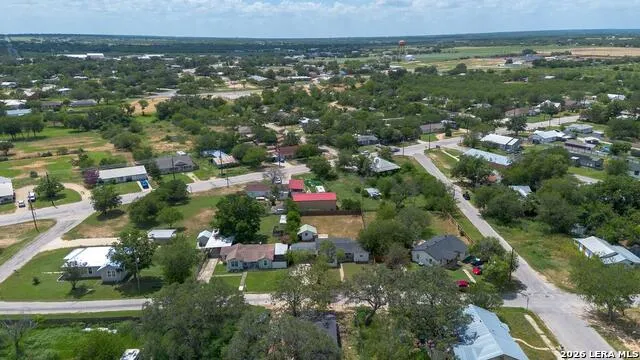 303 LEE DR Devine, TX 78016