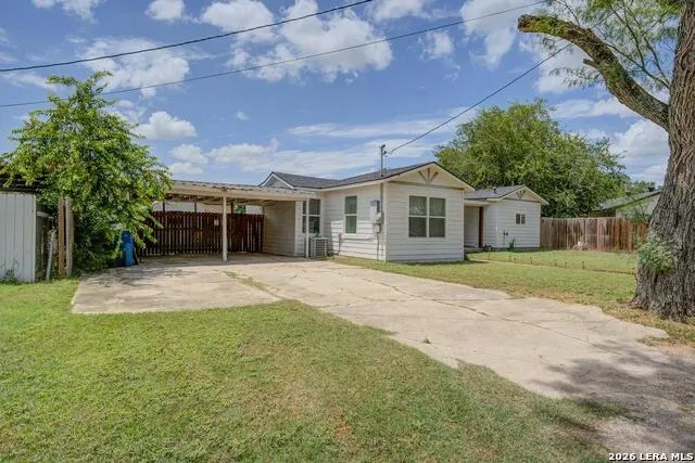 303 LEE DR Devine, TX 78016