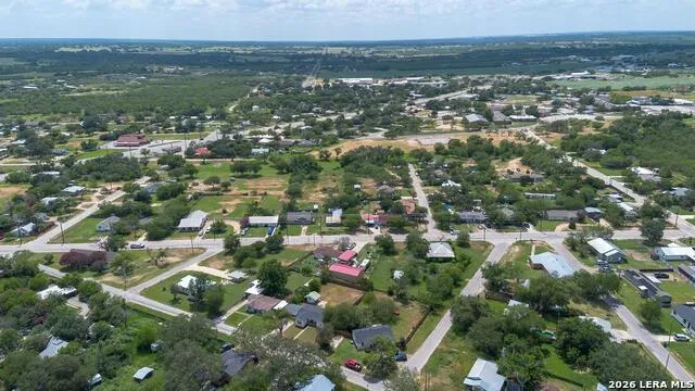 303 LEE DR Devine, TX 78016