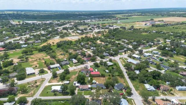 303 LEE DR Devine, TX 78016