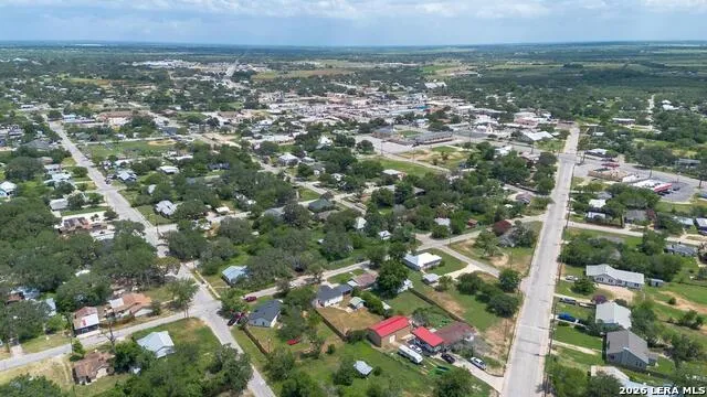303 LEE DR Devine, TX 78016
