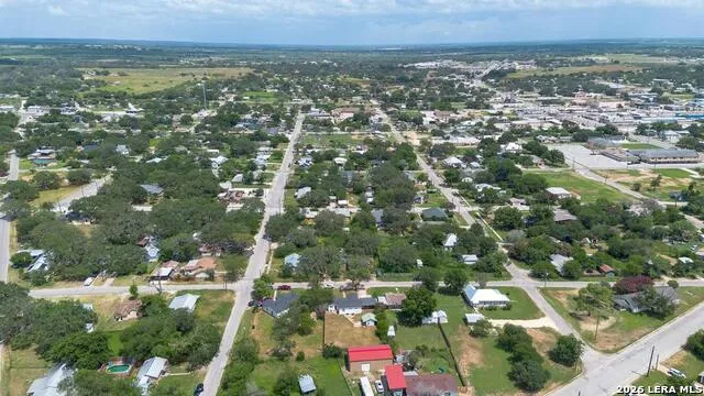 303 LEE DR Devine, TX 78016